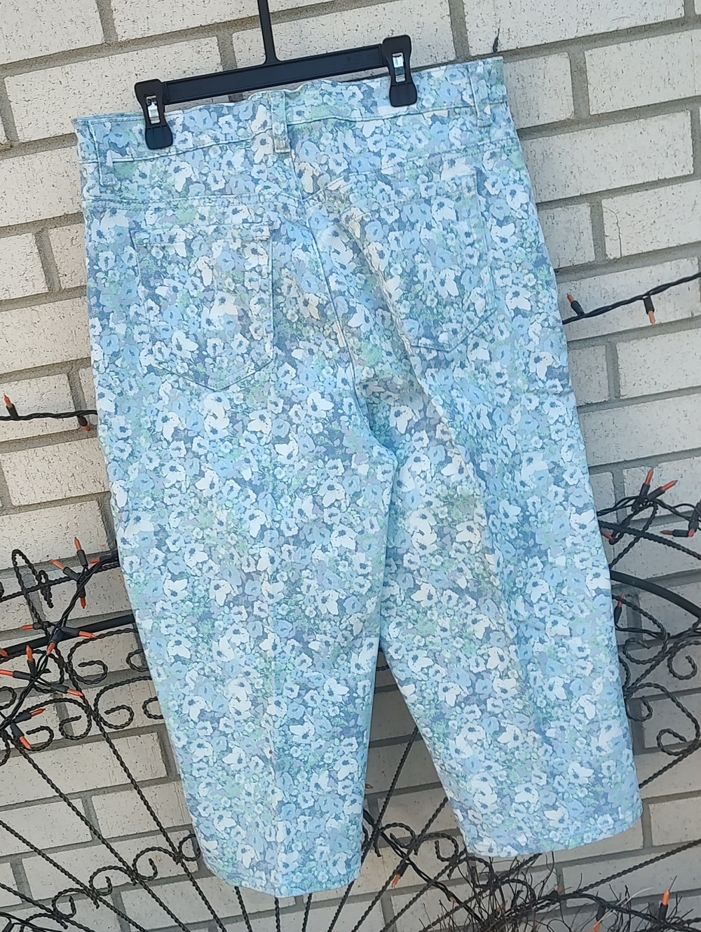 Gloria Vanderbilt// Floral White &Blue Capris pants - Picture 6 of 10